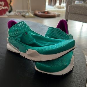 NIKE Women’s Sneaker